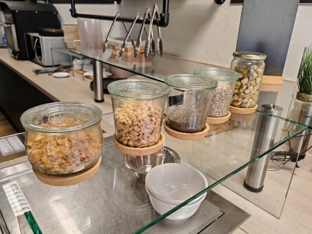 Nüsse, Kerne und Croutons in Gläsern